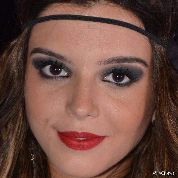 Durante o Festival de Salvador de 2014 Giovanna Lancellotti usou batom vermelho com um ousado esfumado de sombra preta